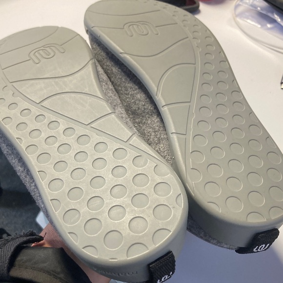 Like new Mahabis womens 8 light gray slippers - Picture 5 of 6